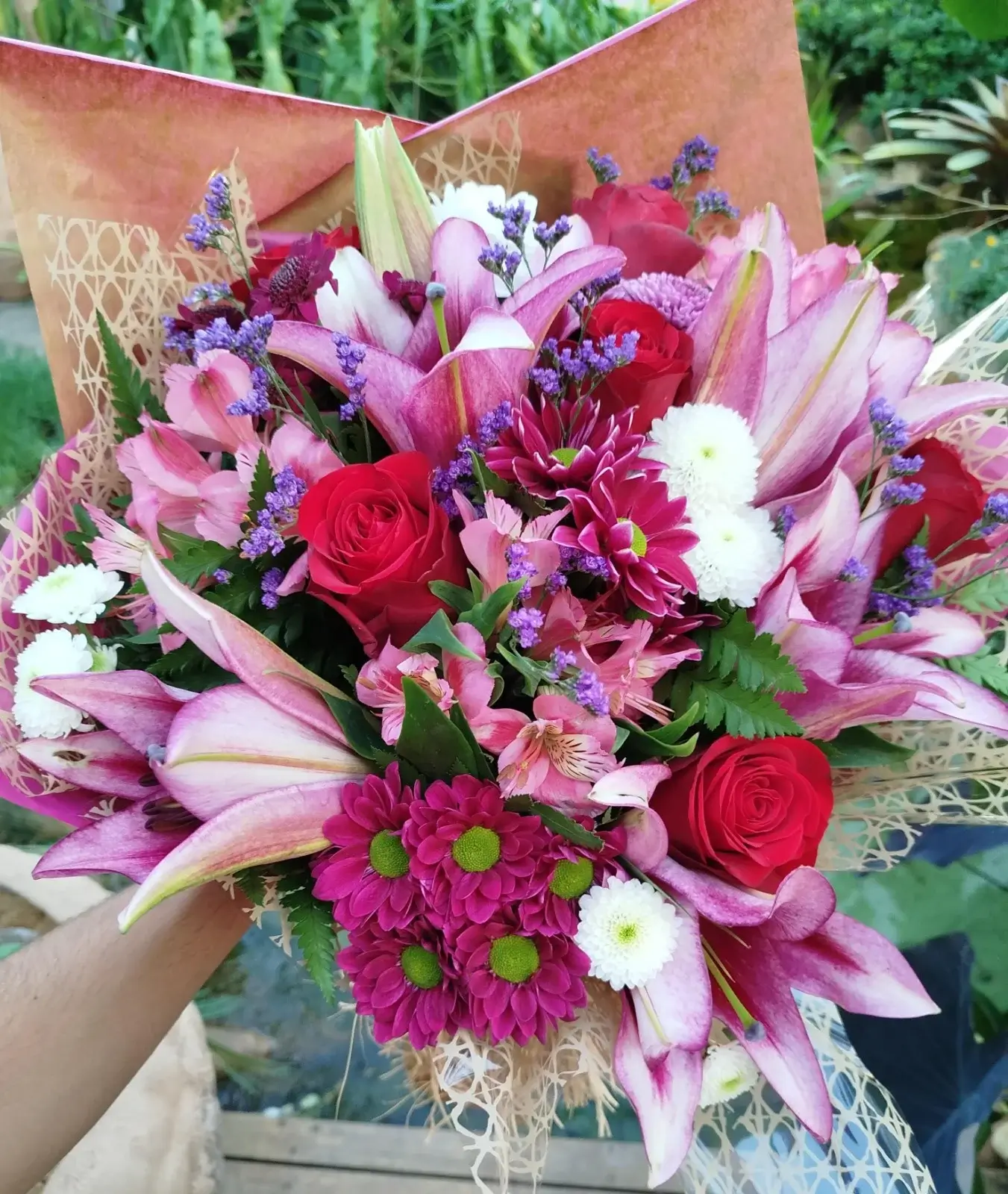 Buquê de lírios, rosas, crisantemos e fúcsia