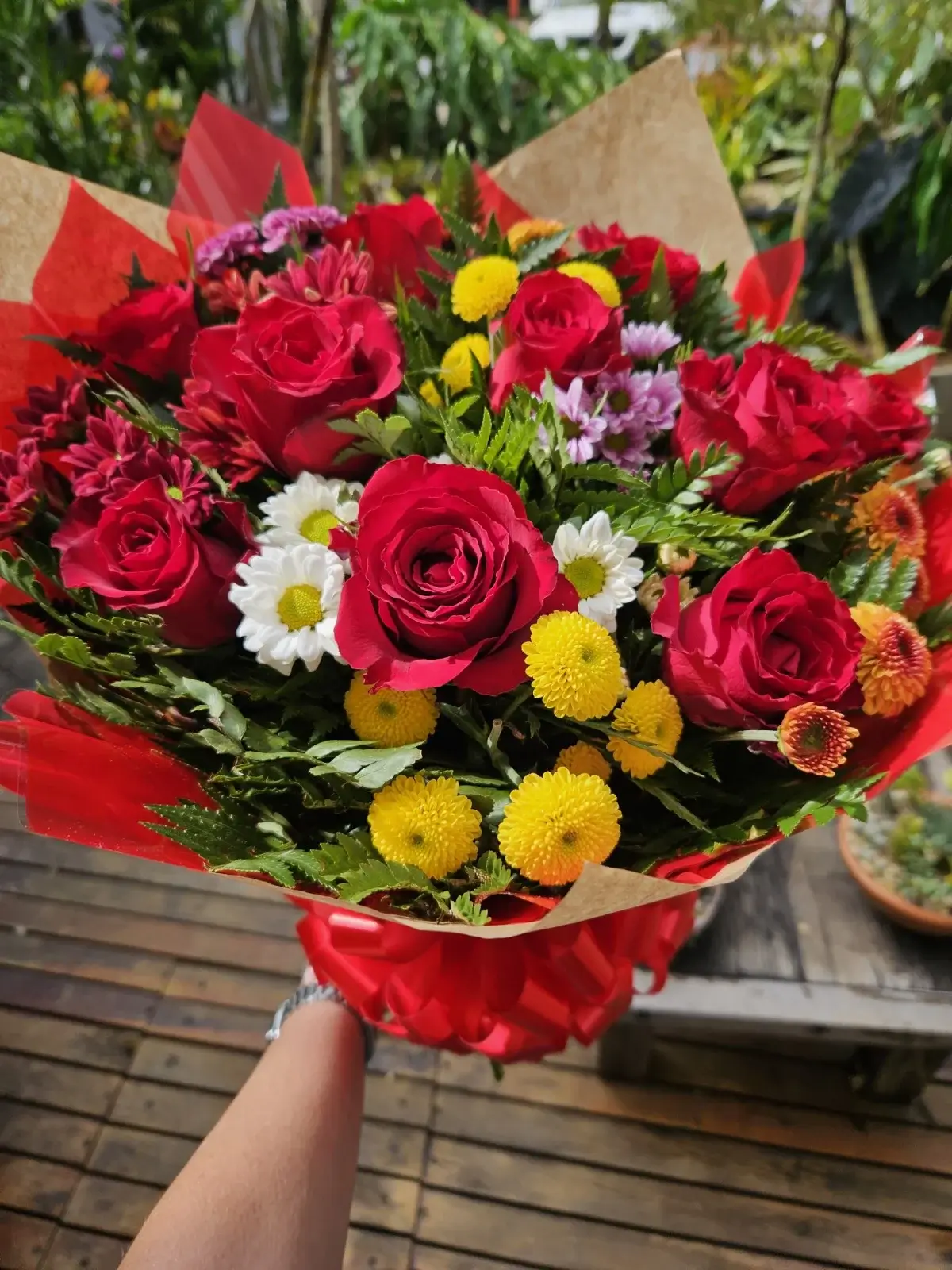 Buquê de rosas vermelhas, margaridas brancas e lírios