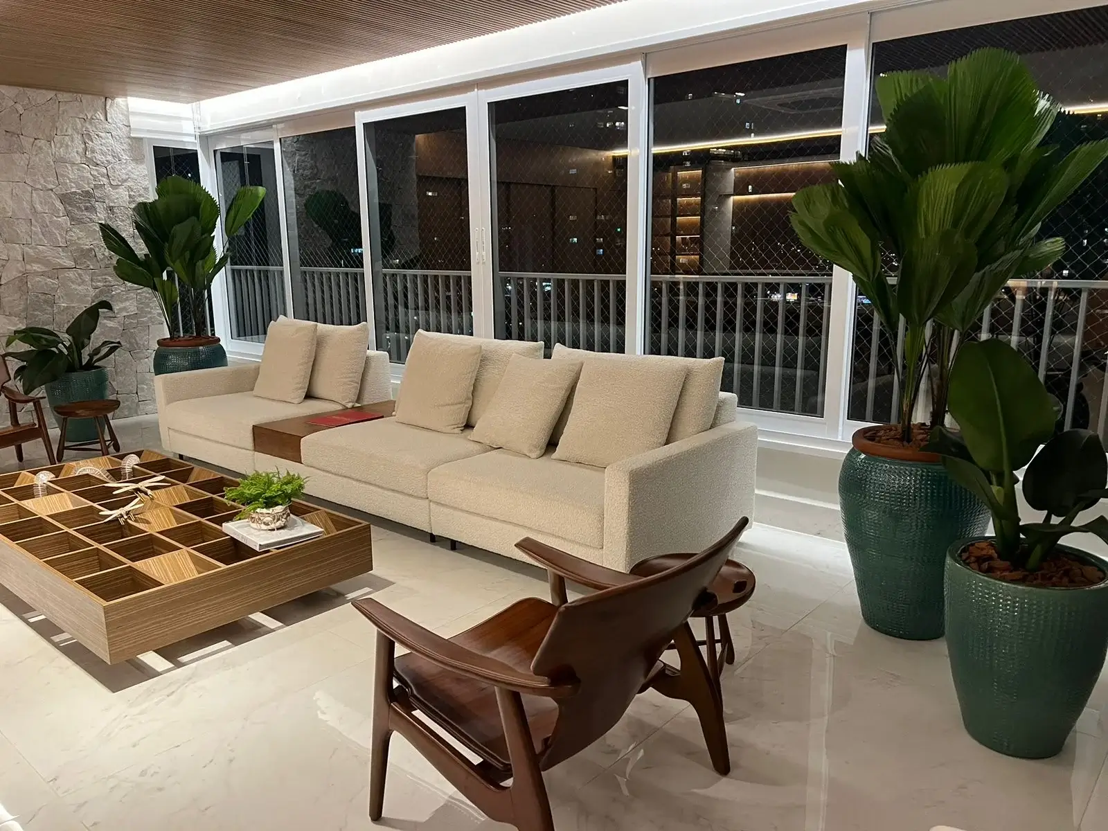 Arranjo de vasos em ambiente interno