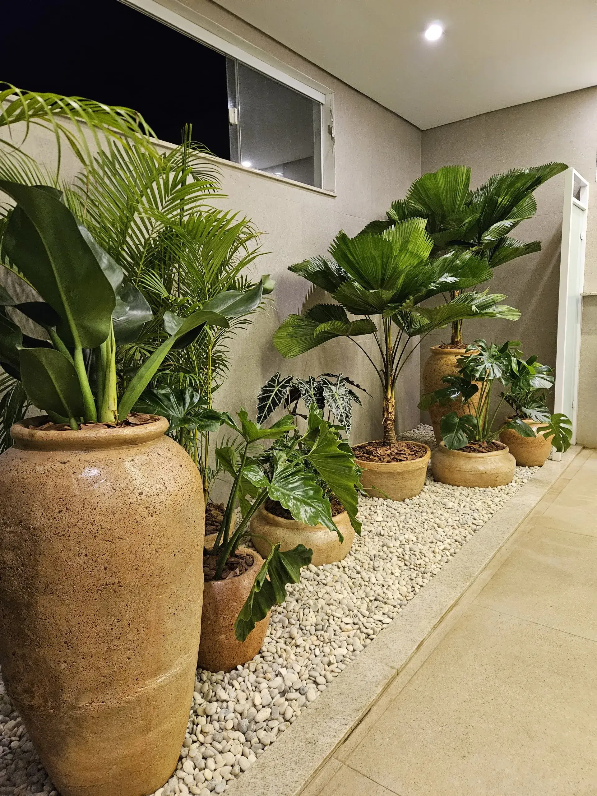 Cama de seixos e piso azulejado transição