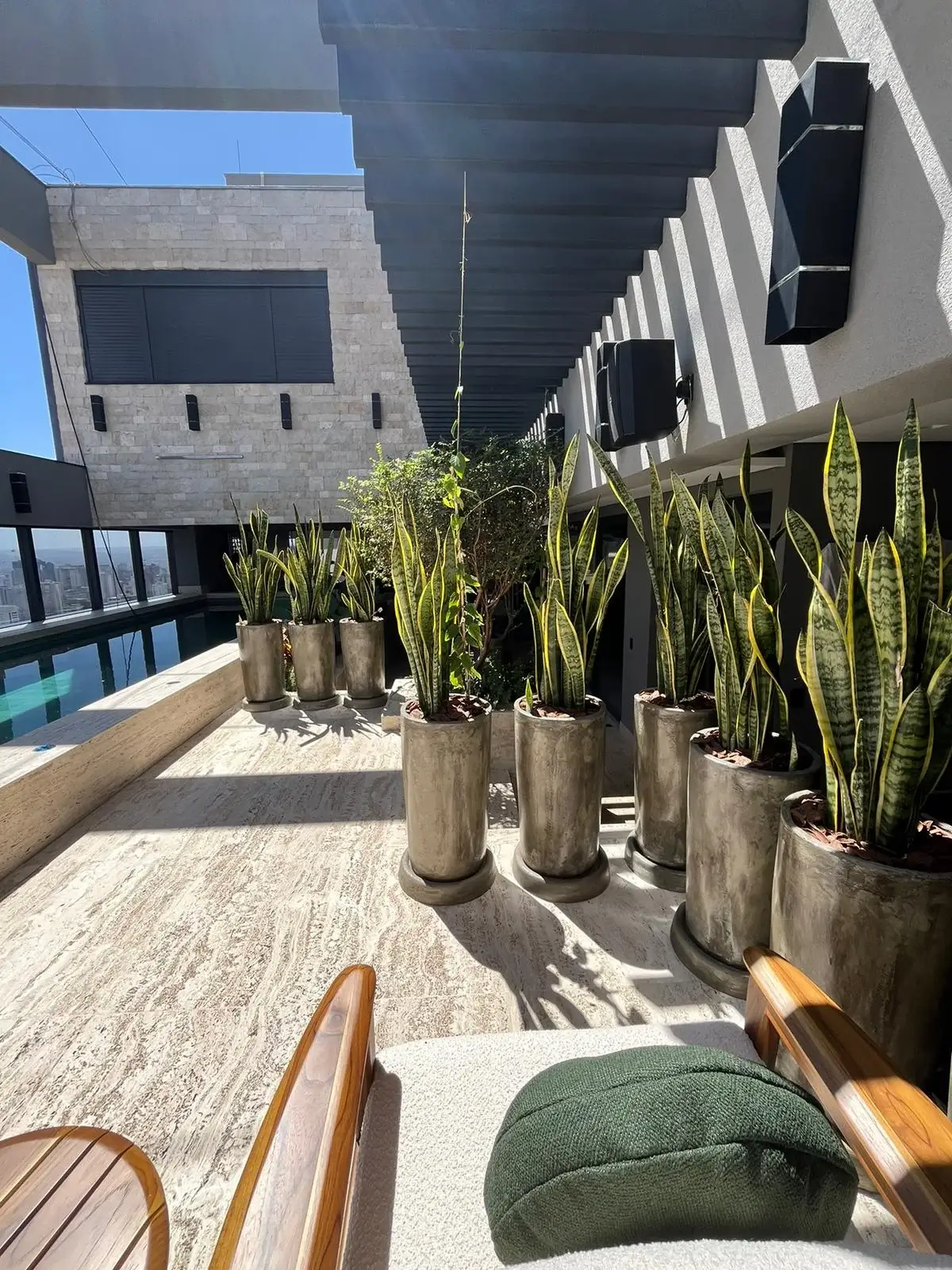 Composição com vasos de cerâmica